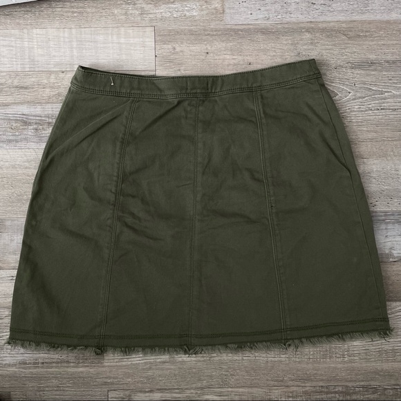 Hollister Army Green Cargo Zip Up Mini Skirt - Picture 3 of 4